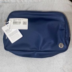 NWT lululemon everywhere belt bag true navy Large